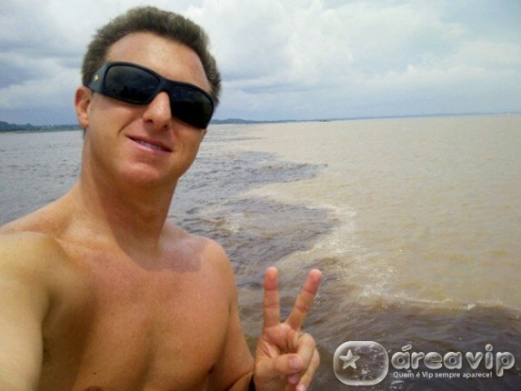 Luciano Huck posta foto em seu Twitter na Amazônia