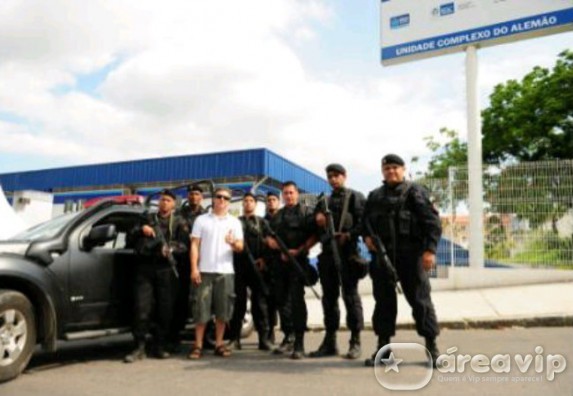 Luciano Huck posta foto em seu Twitter com o Bope, no Complexo do Alemão