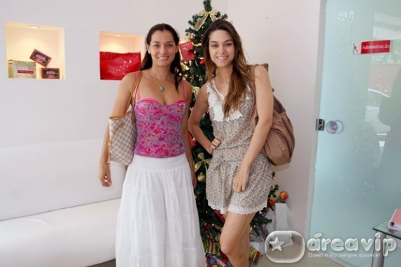 Mônica Carvalho e Fernanda Machado passam o dia em clínica estética
