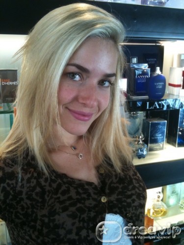 Monique Alfradique exibe novo visual no Twitter