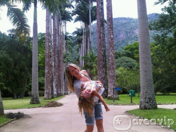 Susana Werner posta foto ao lado da filha