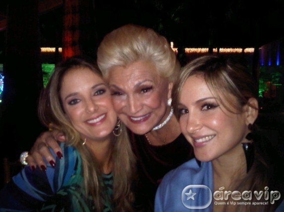 Hebe Camargo janta com amigos famosos