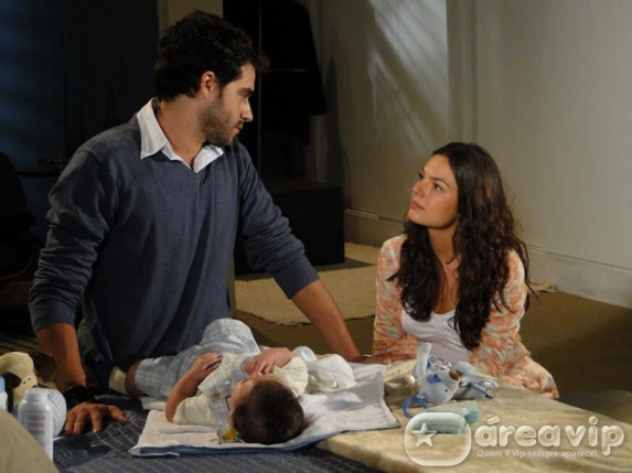 Tititi - Marcela (Isis Valverde) e Renato (Guilherme Winter)