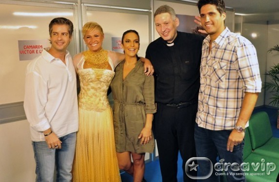 Xuxa grava especial de Natal com artistas