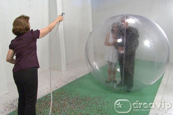 Supernanny coloca pais superprotetores dentro de bolha gigante