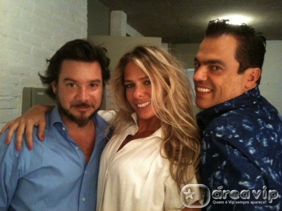 Marido de Adriane Galisteu prestigia a esposa em sessão de fotos