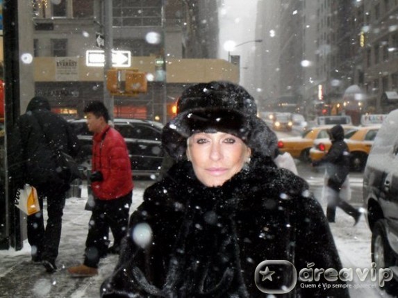 Ana Maria Braga posta foto no meio da neve em Nova York