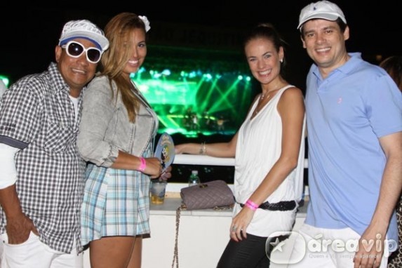 Artistas curtem o festival Verão Jequitimar no camarote do SBT