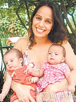 Cláudia Mauro posta foto ao lado dos filhos gêmeos