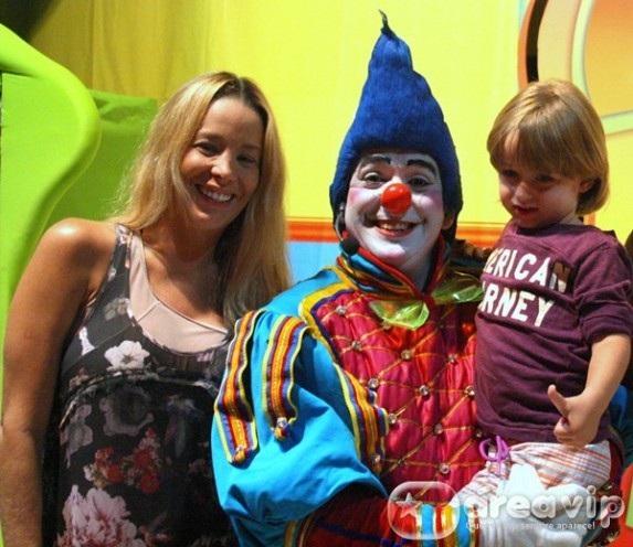 Danielle Winits leva o filho para assistir musical infantil
