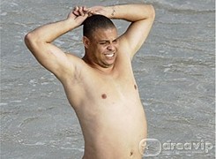 Jornal inglês publica foto de Ronaldo no Caribe e ironiza forma física do Fenômeno