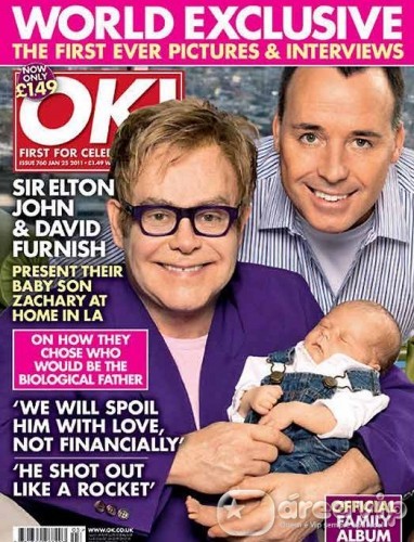 Capa de revista com Elton John segurando filho é censurada nos EUA