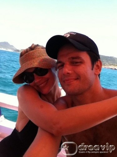 Flávia Alessandra e Otaviano Costa passeiam de barco