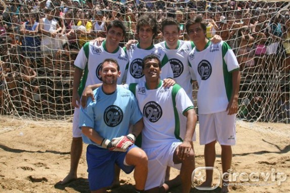 Atores de ‘Malhação’ e ‘Ti-ti-ti’ se enfrentam em futebol beneficente