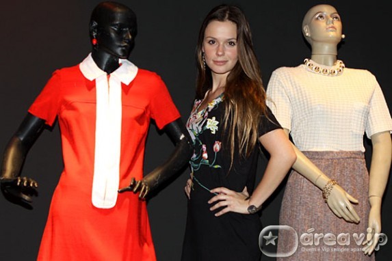 Graziela Schmitt visita o SBT para fazer prova de figurino