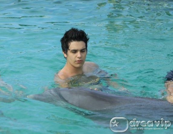 Luan Santana posta foto com golfinhos no Caribe
