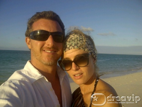 Luciano Huck posta foto com visual barbudo ao lado de Angélica