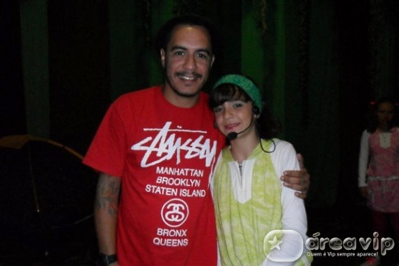 Marcelo D2 prestigia estreia da peça de sua filha