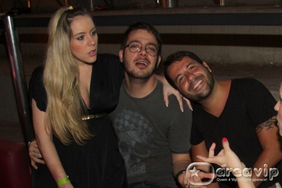 Max Porto curte evento com a namorada