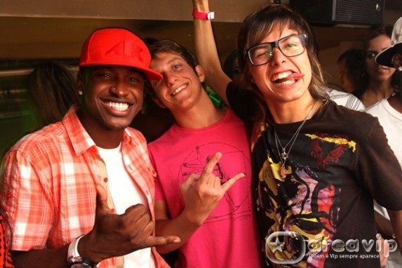 Pe Lanza e Tiaguinho curtem show em boate carioca