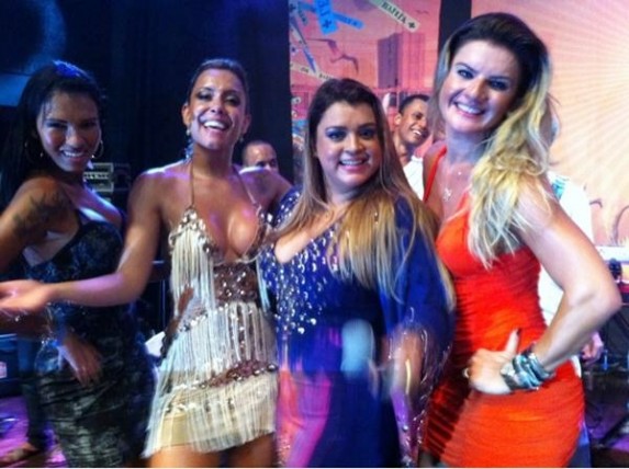 Preta Gil recebe a ex-BBB Ariadna no ensaio do ‘Bloco da Preta’