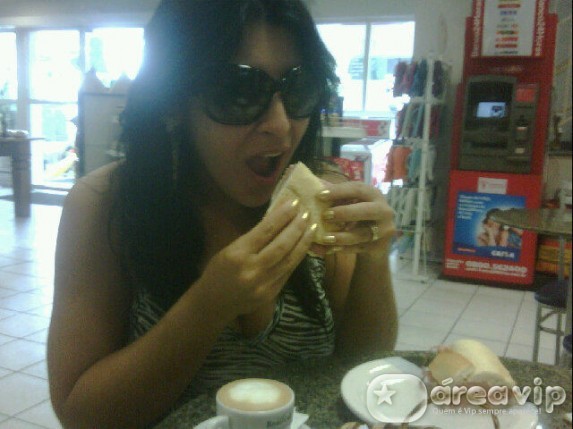 Priscila Pires posta foto no Twitter comendo sanduíche de mortadela