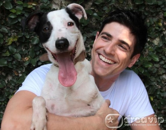 Famosos participam de campanha para adoção de animais