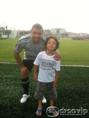 Ronaldo leva o filho ao treino do Corinthians