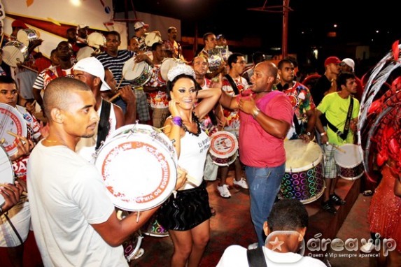 Suzana Pires se esbalda na quadra da Viradouro