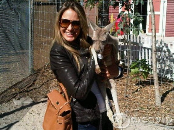 Ticiane Pinheiro posta foto com filhote de canguru em Miami
