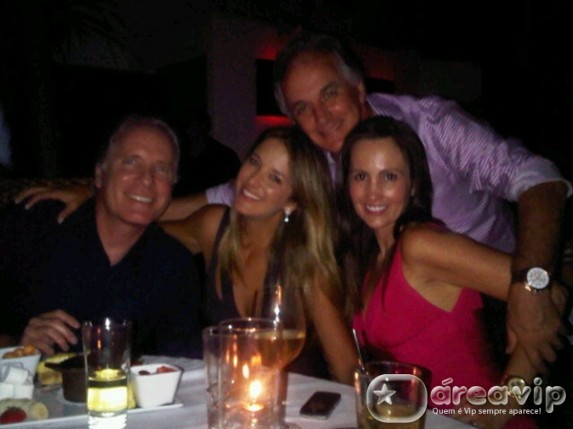 Ticiane Pinheiro posta foto de jantar com amigos