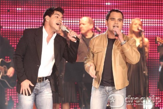 Zezé Di Camargo e Luciano comandam o Uma Hora de Sucesso
