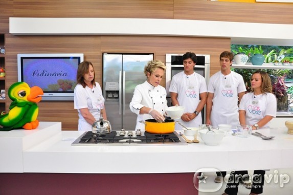 Ana Maria Braga inicia workshop para aprendizes na cozinha