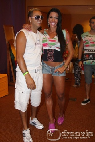 Gracyanne Barbosa e Belo vão em feijoada no Rio