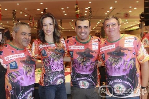 Boninho e Ana Furtado comparecem em Feijoada da Grande Rio