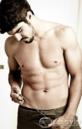 Caio Castro posa sem camisa e é chamado de “Zé Mayer das 19h”