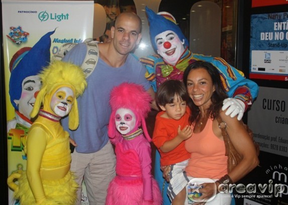 Carla Marins leva filho ao teatro