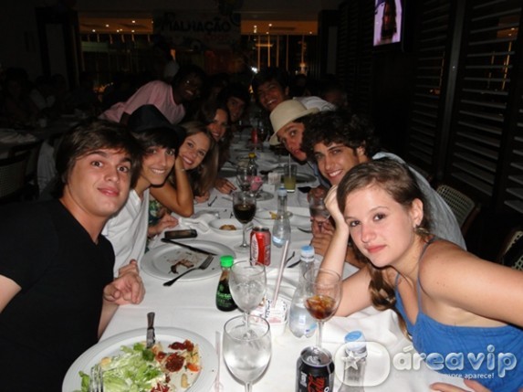 Elenco comemora o capítulo 4000