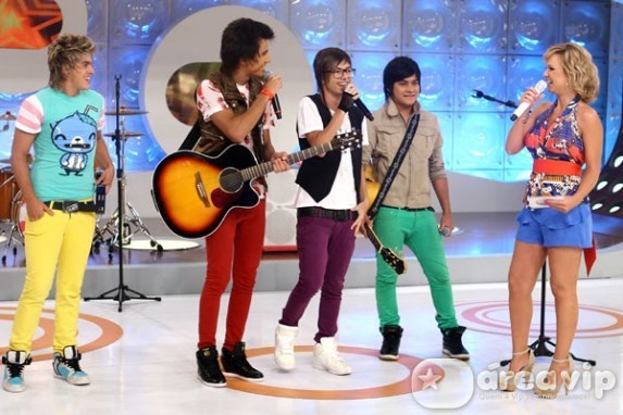 Eliana grava com integrantes da Banda Restart