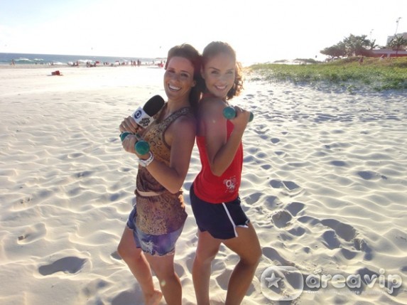 Paloma Bernardi grava programa com Fernanda Pontes na praia