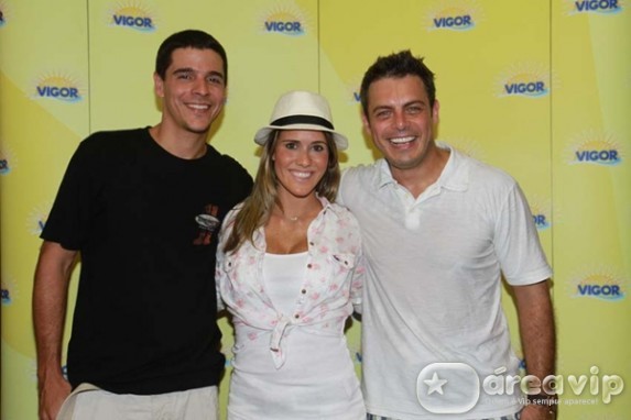 Luigi Baricelli, Diogo Boni e Fernanda Pontes jogam vôlei no Guarujá