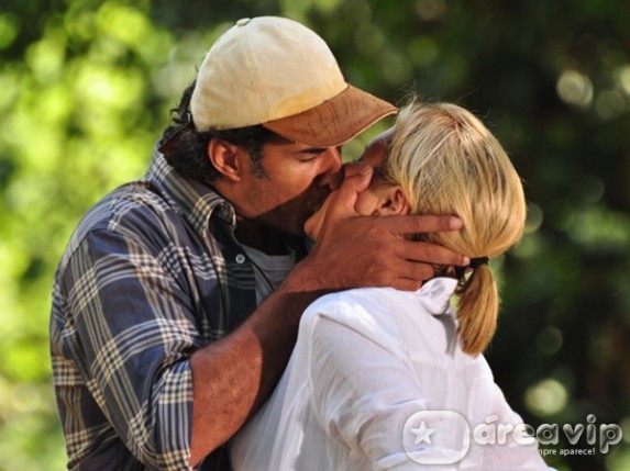 Abner beija Júlia pela primeira vez