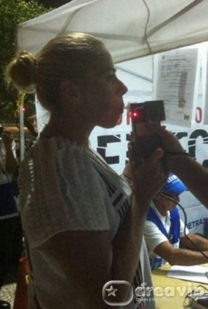 Adriane Galisteu é parada em blitz da Lei Seca