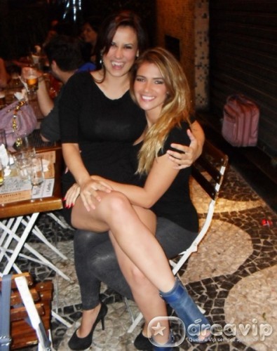 Ex-BBB Angélica posta foto no colo de Fani