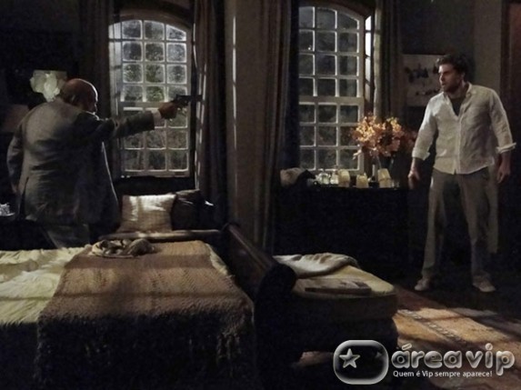 Araguaia - Max aponta uma arma para Vitor