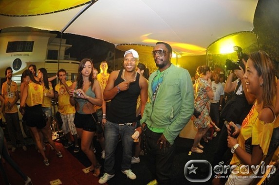 Will.i.am, líder do Black Eyed Peas, toca no Bloco Skol e revoluciona carnaval de Salvador