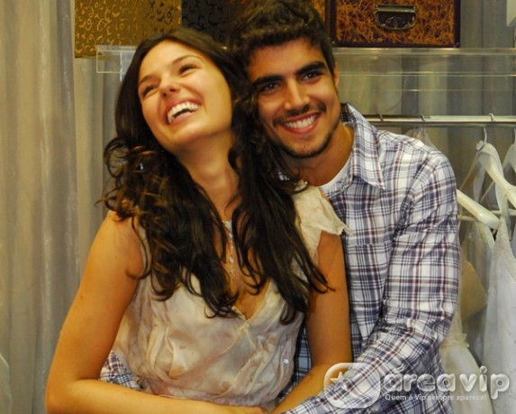 Ísis Valverde e Caio Castro