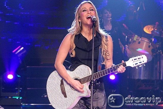 Claudia Leitte agita o Uma Hora de Sucesso