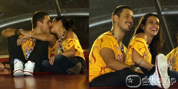 Cleo Pires é clicada aos beijos na Sapucaí