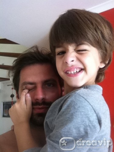 Henri Castelli posta foto com o filho no Twitter